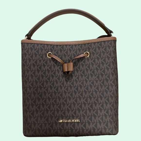 Michael Kors Handbags - Michael Kors bucket cross body brand-new with tags